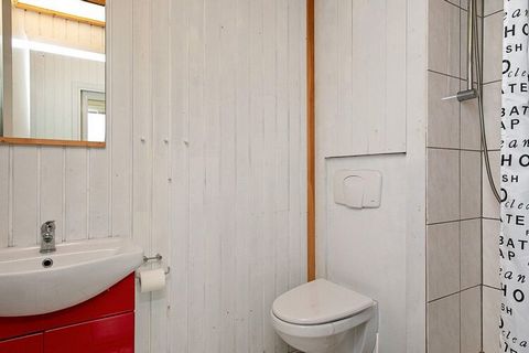 Au milieu de la nature du Jutland occidental à Haurvig, à env. A 240 m du fjord Ringkøbing, vous trouverez ce cottage avec bain à remous et sauna. Le chalet est meublé d'une cuisine bien équipée en connexion ouverte avec le confortable salon et salle...