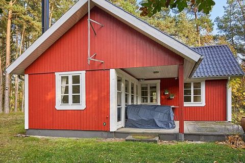 Gemütliches Ferienhaus auf einem großen Naturgrundstück in der Nähe eines der besten Sandstrände der Insel bei Vestre Sømarken. Das ältere Holzhaus ist wohnlich und in überwiegend hellen Farben eingerichtet. Es gibt eine schöne, teils überdachte Terr...