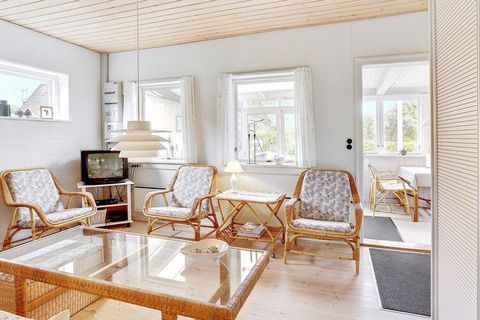 Bei Grønninghoved Strand finden Sie dieses Ferienhaus mit zwei separaten Schlafzimmern und einem geräumigen Nebengebäude/Annex mit zwei weiteren Schlafplätzen. Bietet eine schöne Kulisse für Ihren nächsten Familienurlaub. Den Mittelpunkt für das Fami...
