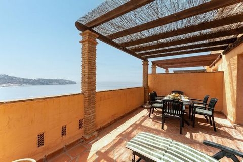 Bright house in La Herradura with panoramic views of the sea. This accommodation has a room with a double bed, two rooms with single beds, a bathroom with a shower, a toilet, a fully equipped kitchen with everything you need, a living-dining room, an...