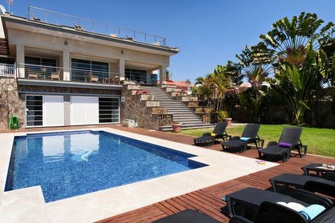 The beautiful villa in Maspalomas can accommodate up to 12 people and is perfect for a family vacation. In the garden there is a private outdoor pool and a small playground for children. Enjoy the sun on the terrace or by the pool. The villa also has...
