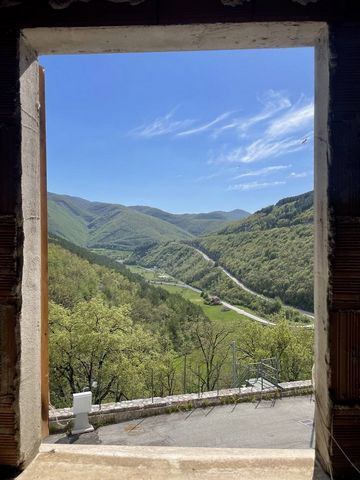 Foligno, in the panoramic hamlet of Cifo, a few minutes from the characteristic village of streams, waterfalls and lakes of Rasiglia, we offer for sale a portion of a building renovated in its rough state with a garden. The house develops on two leve...