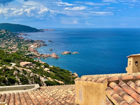 PARADISE COASTAL VILLA Villan i Costa Paradiso, Sardinien är en fantastisk fastighet på 130 kvadratmeter som erbjuder lyxiga omgivningar och spektakulär havsutsikt. Detta parhus med två sovrum och två badrum är perfekt för en avkopplande semester med...