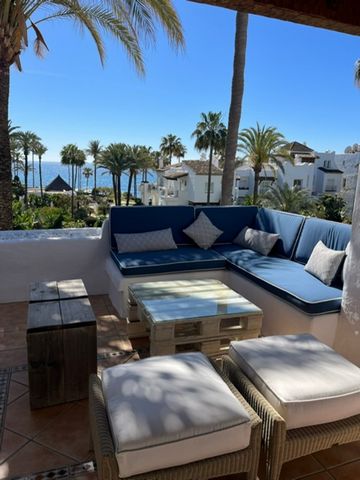 Located in Estepona. This dreamy apartment located in great urbanisation is available for short-term rent. Featuring 3 bedrooms and 2 bathrooms, a fully fitted kitchen a cosy living room and beautiful modern furniture throughout making this place cos...