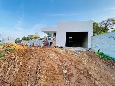 In construction 3 bedroom villa with pool and garage near the beach of São Martinho do Porto If you like the tranquility of the countryside and at the same time being close to beaches, services and cities then this could be the ideal place for you. V...
