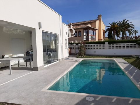 i-Particuliers offers you 7 luxury villas under construction on a sunny and quiet plot in the typical village of Els Poblets with all services; the project is located in a quiet street, close to the sea and the village. The layout is ideal with a mas...