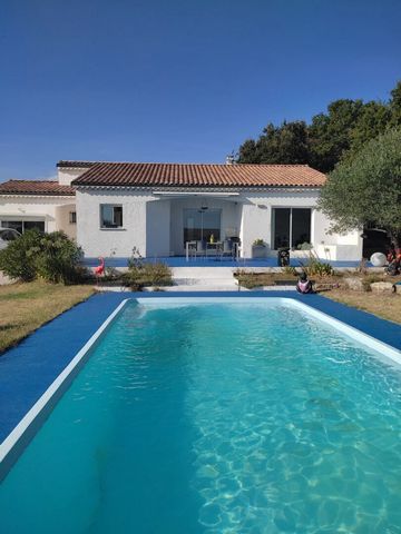 Located between Montélimar and Grignan, in a very quiet area of a small village, perfectly maintained single-storey villa from 2003. Sh 124m2 comprising: entrance to fitted kitchen, dining room and living room. At the back: 2 bedrooms, shower room an...