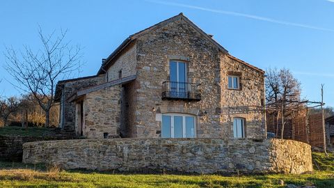 Superbe maison en pierre avec une vue majestueuse, une dépendance à rénover et deux héctares de terrain. Dans un hameau niché dans un secteur recherché pour ses villages médiévaux, tels que Cordes sur Ciel, St Antonin Noble Val et Penne, sa belle cam...