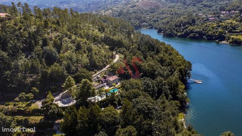 Villa de 3 chambres avec piscine et vue sur la rivière, à côté du parc national de Peneda - Gerês Situé au cœur du parc national de Peneda-Gerês , à quelques minutes du réservoir de Caniçada, connu pour son activité touristique en termes de sports na...