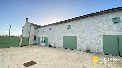 LG IMMO offers you a BUSY VIAGER: a beautiful Charentaise in the countryside, close to the estuary. This house consists on the ground floor of a large living room with kitchen and dining room of 49m2, an office of 17m2 opening onto the living room an...