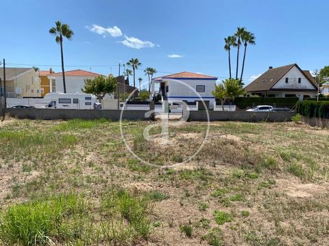 LAND FOR SALE ON THE BEACH OF CHILCHES. Urban land in an exclusive enclave just 20 meters from the beach of Chilches, on the second line of the beach. The plot is surrounded by detached houses in a coastal, quiet and natural environment. With an area...