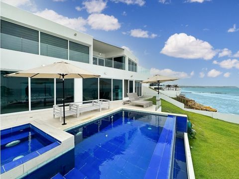 Detta majestätiska hem i Marina Blue Manta är en sann oas av lyx och komfort framför havet. Förutom sitt privilegierade läge i en av de mest exklusiva urbaniseringarna har huset toppmoderna funktioner och bekvämligheter som garanterar kvalitet och fr...