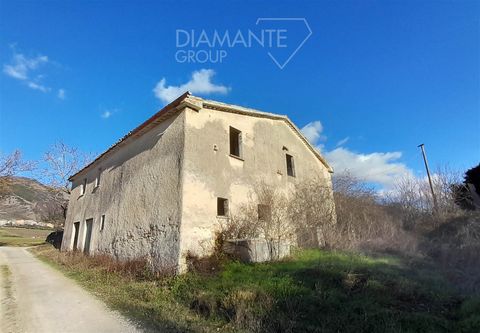 COSTACCIARO (PG), Villa col dei canali: Farm of about 52 hectares of land and farmhouse divided into: - 31 hectares about of arable land placed in a flat position suitable for any kind of cultivation; - 17 hectares approx. of coppice; - 1020 sq. m. o...