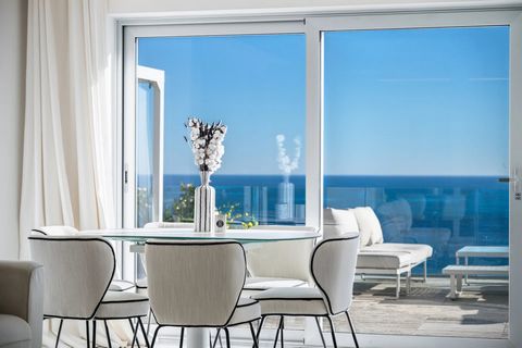 Just a stone's throw from Monaco, in a luxury residence with swimming pool, this superb modern 3-rooms flat boasts top-of-the-range features and a surface area of 70 m2. Light and airy, accommodation comprises a bright living room opening onto an 76 ...