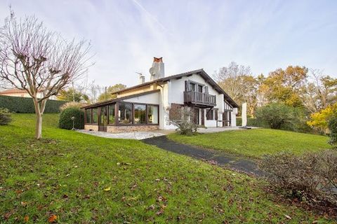 On a park of more than 6500 m2, in a bucolic setting, traditional house from the 80s with double garage. It is made up of 5 bedrooms, 1 of which is on one level with a shower room, a large living-dining room with fireplace, a large bright veranda, an...
