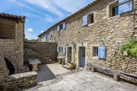In a green setting, this authentic 18th century Provencal farmhouse punctuated by the charm of 3 interior courtyards offers approximately 325m2 of living space on two levels. This unique property worthy of ancestral architecture includes 2 kitchens o...