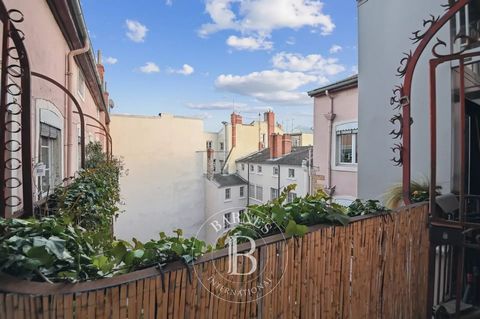 BELLECOUR. Sought-after location for this flat set back from Place Bellecour, on the fifth and top floor with lift of a beautiful building. It comprises an entrance hall, separate kitchen, living room, two bedrooms and a bathroom. This flat offers su...