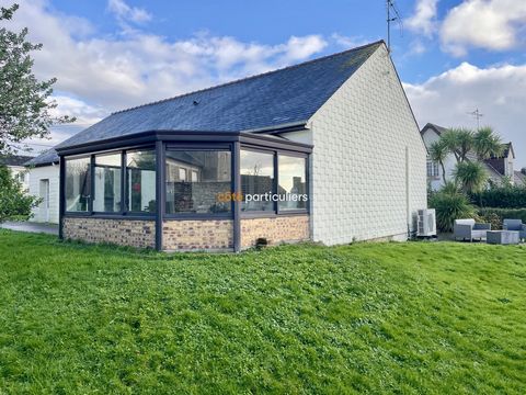EXCLUSIVITY - Come and discover this single-storey house located between La Haye-du-Puits and Sainte-Mère-Église, in the commune of Vindefontaine. Push open the front door and find a fitted and equipped kitchen open to a living room, offering a beaut...