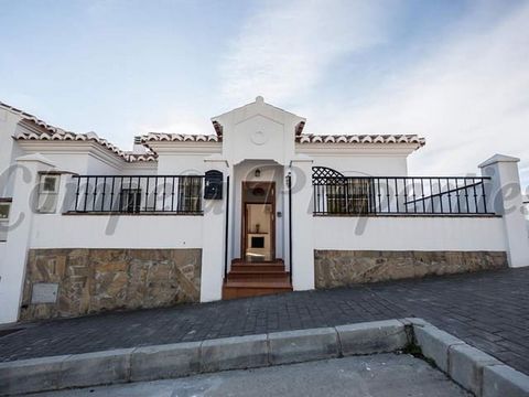 Wonderful town house on the outskirts of Frigiliana. 3 Bedrooms, 2 Bathrooms, toilets, terraces, parking space, pool and garden.