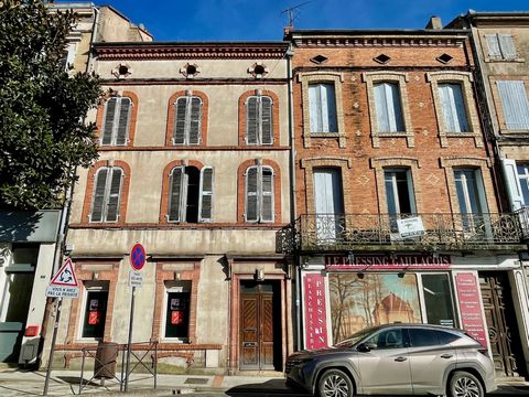 Exclusively discover this two buildings to renovate, ideal for an investor. In the center of Gaillac, a real estate complex of approximately 740m². Composed of two buildings with apartments of approximately 140m² each, two commercial premises of 70 a...