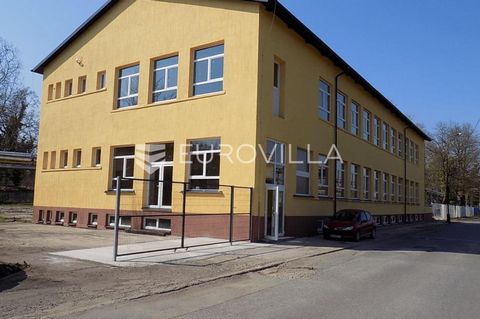 Sisak, Industrial Zone. Commercial building with a footprint of 800 m2 on three floors, constructed as high shell and core, with surrounding land of 2600 m2. Given the highly attractive business-industrial location, the investor is presented with var...