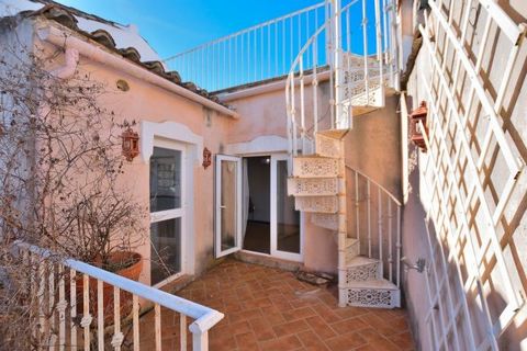 Fantastic totally atypical house in Barrio San Francisco! Less than 1 minute from Plaza Ruedo Alameda, close to all bars, restaurants, and tourist attractions. With a lot of charm, the house has a mix of styles. We are talking about a house with 2 be...