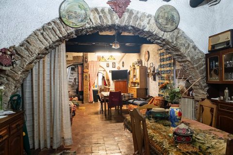 Monterotondo - au coeur du Borgo Antico, nous proposons à la vente un bâtiment caractéristique ciel-terre avec balcons et terrasse composé d'un salon, une cuisine avec cheminée, trois chambres, deux salles de bains, une grande maison rustique avec ki...