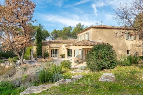In a sought-after neighbourhood to the east of Aix en Provence and less than 3 km from Cours Mirabeau, this peaceful and elegant near 350 sqm property is set in over 1 hectare of grounds. Recently renovated and beautifully appointed, it includes: An ...