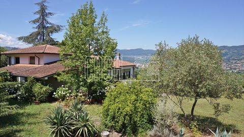 Villa of around 400sqm with park of around 20.000sqm, located on the hillside yet especially convenient to reach the center of La Spezia with all services as well as the sea. The access to the villa comfortably happens through a private, vehicle-pass...