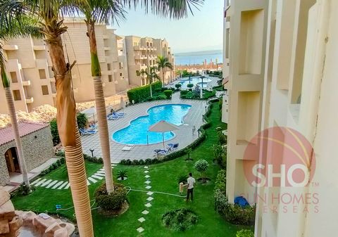 Presentando in vendita un appartamento molto spazioso al 3 ° piano con 1 camera da letto sulla spiaggia El Andalous Residence a Sahl Hasheesh. Questa proprietà dispone di una spaziosa zona ingresso con un'ampia zona pranzo/soggiorno arredata con tavo...