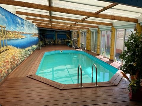 La Ferté-Gaucher itself, House of 148 m2 + 97 m2 of veranda with swimming pool, comprising: On the ground floor: fitted fitted kitchen open to dining room, living room with insert fireplace, shower room / toilet. Upstairs: landing leading to 2 bedroo...