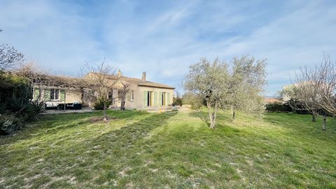 Ideally located on the heights of Caumont-sur-Durance in a peaceful and friendly area, with a view of the Mont Ventoux, this property is a true haven of peace to discover! This magnificent villa of approximately 221m², tastefully decorated combining ...