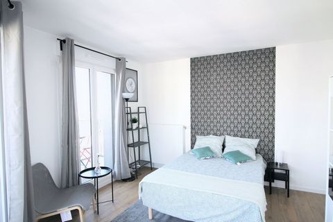 Room of 13m², fully furnished. It has a double bed (140x190) and a bedside table with lamp. A working area is included, composed of a desk with chair and lamp. The room also has storage space, a wardrobe with hanging space and a shelf. The room also ...