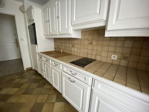 !JARDINS D'ARCADIE! Appartement EN RESIDENCE SENIOR de 43 m2 en très bon état composé d'une entrée, une cuisine séparée, un salon avec une jolie véranda donnant sur la place du forum, une chambre avec placard et salle d'eau avec douche refaite. L'app...