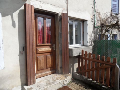 In the town of Bouvesse Quirieu: Village house of 31 m2 consisting of a kitchen, a bedroom upstairs with bathroom and sanitary. A cellar and a small garden facing the house with shed. Currently rented. The tenant has been in place since August 2016, ...