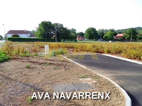 This flat land of more than 1.000 m2 is located in a quiet village environment. It is equipped with electricity and telephone boxes, as well as the water manhole, in place on the ground. Individual sanitation is to be expected. It is 5 minutes from N...