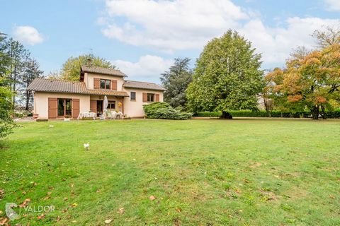 Come and discover this house of around 120 m2 built on a plot of 4612 m2 (on buildable land in the Zone UB of Savigneux). Full of potential, the rural property nestled in a peaceful countryside setting currently comprises a lounge/living room, kitche...