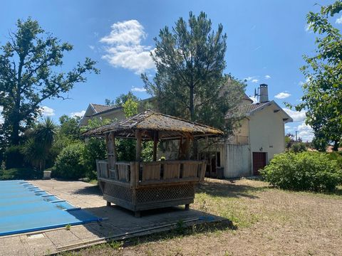 AIP sells an atypical house in Parempuyre with a surface of 300 m2 on 3 levels with independent entrances, on a divisible plot of 1800 m2 that can be suitable for tertiary, medical or coworking professions. It has 5 bedrooms, a living room, a kitchen...
