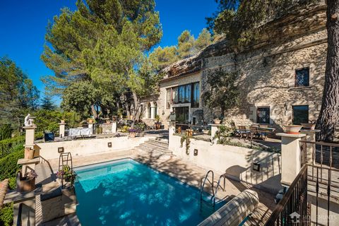 This magnificent property built into the rock, located in Goult offers an exceptional living experience in the heart of the Luberon. With a living area of approximately 200 m2 nestled away on private grounds of 7.7 hectares, this residence offers you...
