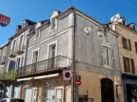 Located in the heart of Souillac (46200), this investment property consists on the ground floor of a commercial space of 45 m2 (currently rented) and two floors to renovate of about 40 m2 located on the 1st and 2nd floors of the building. You will ha...