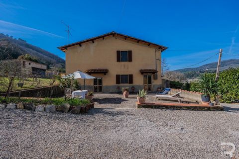 For sale is this semi-detached house, which extends freely on three sides and has a wonderfully large garden. The property is in a very good location in Tuscany and fulfills all the conditions for a pleasant and comfortable lifestyle, it is 15 minute...