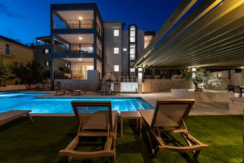 MARINA, SEVID - Przestronny apartament S1 blisko morza W pełni umeblowany apartament jest na sprzedaż 100 m od morza w Sevid, w miejscowości Marina niedaleko Trogiru. Mieszkanie o powierzchni 124,24 m2 zlokalizowane jest na parterze budynku mieszkaln...
