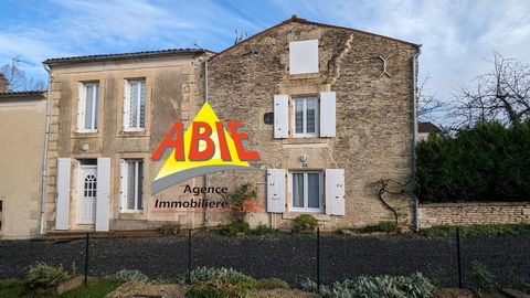 Magnificent stone house of 95 m2 completely renovated in 2015, located in the picturesque Marais Poitevin. This charming abode has two bedrooms, access to a peaceful conche, perfect for nature lovers. No work to be done, this house is ready to welcom...
