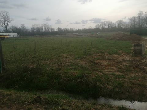 10 MINUTES FROM LOUHANS AND 20 MINUTES FROM CHALON SUR SAONE IN SIMARD beautiful flat building land CU OK excluding subdivision quiet serviceable area along the road individual sanitation a must see price 32400.00? Contact your local agent: Philippe ...