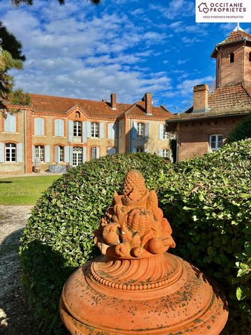 Splendid property of character of the nineteenth century tastefully renovated, 450 m2 in 12 rooms of beautiful volumes, old dovecote and swimming pool on 1.5ha of land and a spectacular view of the Pyrenees. Former convent: Entrance 16.5m2, office 18...