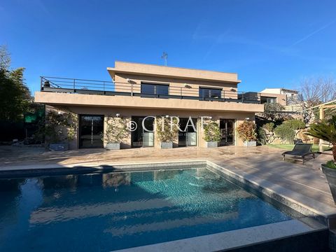 Nestled in a gated and secure estate, this contemporary house in La Colle Sur Loup offers an idyllic living environment. Ideally located near the village, it seduces with its top-of-the-range services and modern design. The spacious and bright living...
