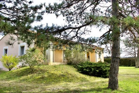 Ref 67789 FC. In a popular area in the south-east of Montélimar, come and discover this house of approximately 136 m2 located on a plot of 2600 m2 fenced and planted with trees. The single storey house is on a crawl space. You access via a few steps ...