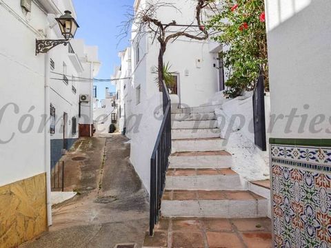 Are you looking for a big family townhouse in the heart of the white washed village of Torrox? This amazing property could be just what you are looking for. The townhouse has two separate entrances as it was originally two independent properties but ...