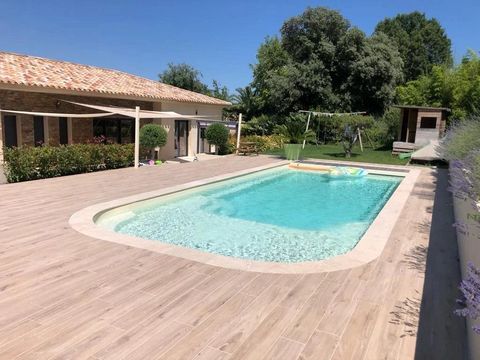 In a sought-after residential area of La Motte, close to shops, schools and amenities, close to Saint Enderol Golf and Spa resort, this recent, modern and Provencal-inspired villa. Accommodation on one level, seduces with the brightness of its volume...