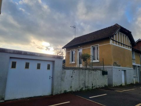 2h15 from PARIS, Centre of SAINT-CALAIS close to shops, House comprising: a living room with a mixed stove (wood and pellets), a kitchen, two bedrooms, a shower room and a toilet. A laundry room. A cellar. A garage. Nice enclosed plot of 430m2. Come ...